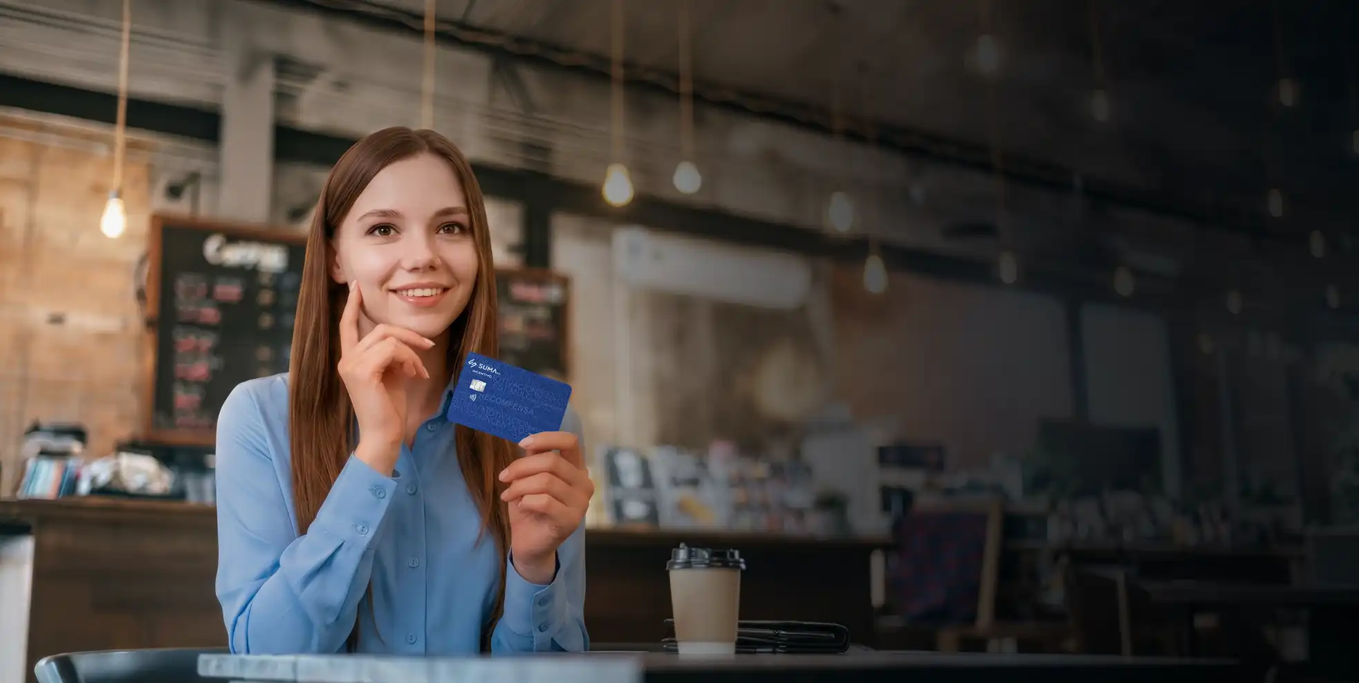 Equipo de trabajo motivado con tarjetas de incentivos corporativos